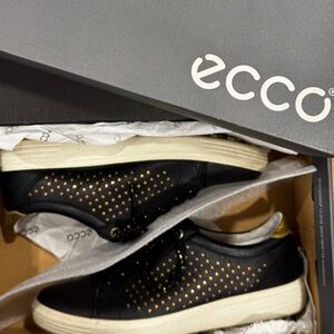 ECCO 2-in-1 Black and gold golf shoes for everyday wear